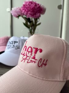 Pure Self-Love fehér-fekete varrott mintás sapka