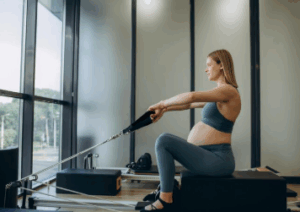 Várandós kismama pilates edzés közben
