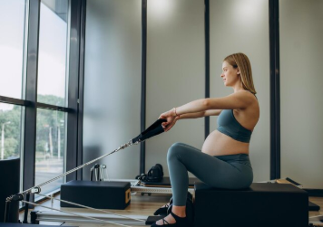 Várandós kismama pilates edzés közben